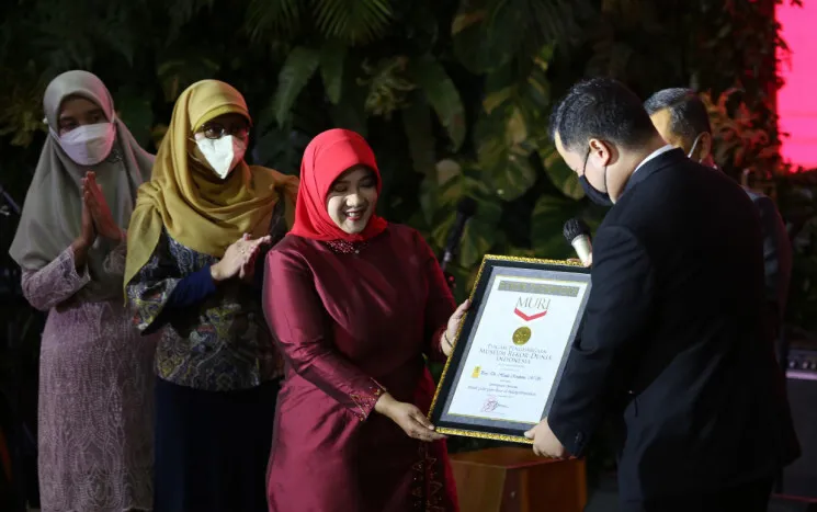 Haula Rosdiana, Guru Besar Perpajakan UI, Raih Rekor Muri